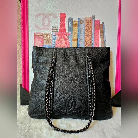 Chanel Luxe Ligne Tote Bag - Picture 1 of 16